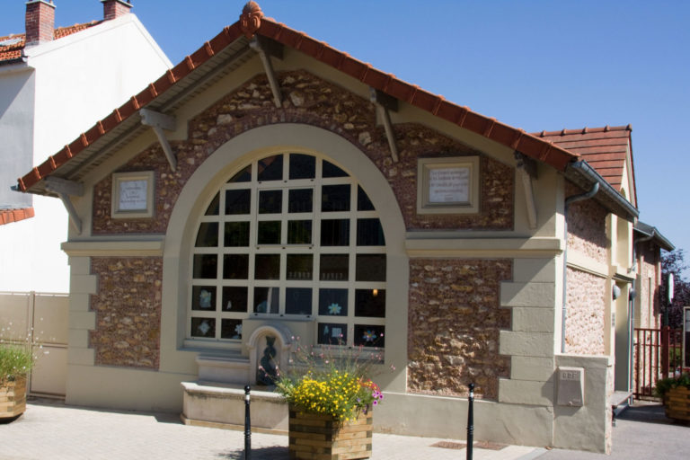 Ancien lavoir-abreuvoir de Villabé reconverti en garderie périscolaire (Villabé, Essonne, France)