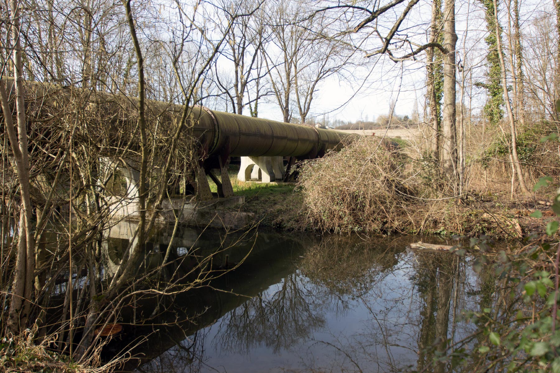 Les canalisations des aqueducs de la Vanne et du Loing franchissant l'Essonne à Villabé