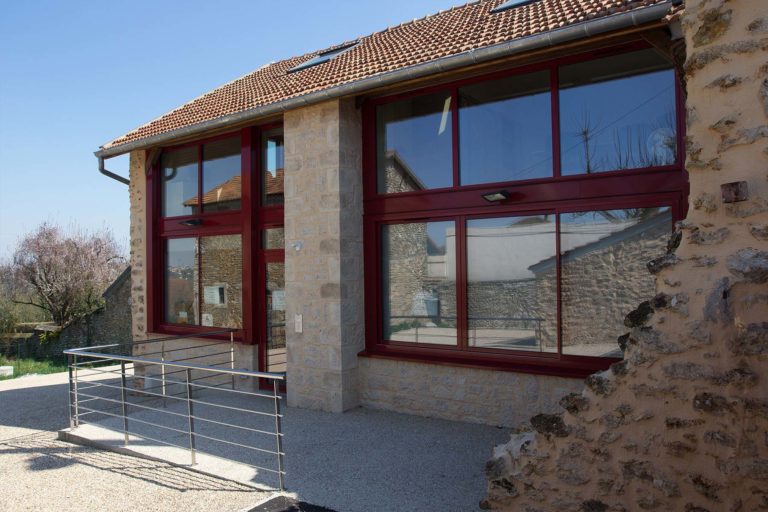 Local du CCAS depuis 2015 dans un des bâtiments de l'ancienne ferme rénovée Nerhot. Obus de la guerre de 1870 dans le mur extérieur à gauche du porche.