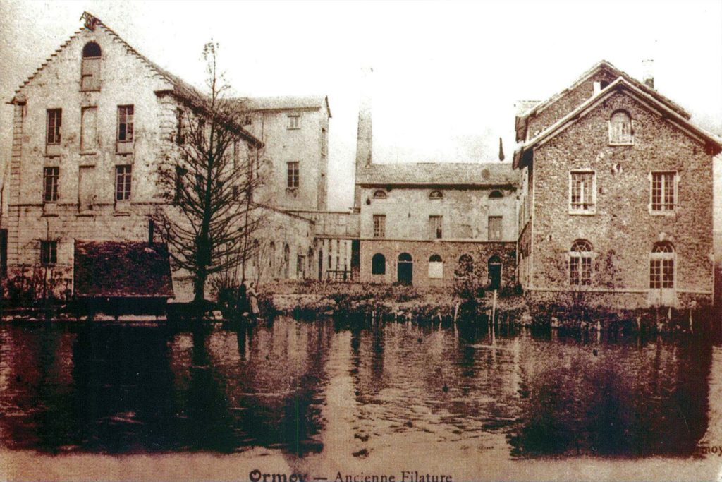 Carte postale du début du XXème siècle : La filature du hameau d'Ormoy construite à la fin du XIXe siècle et aujourd'hui disparue