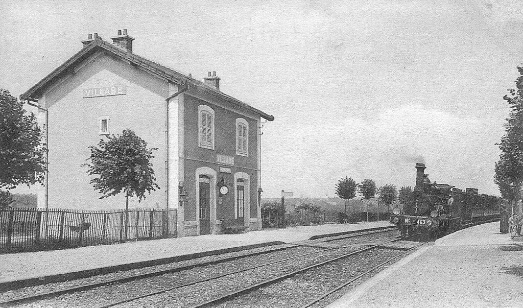 Carte postale du début du XXème siècle : Train vapeur entrant dans la gare de Villabé. L'ancien bâtiment voyageurs de la gare de Villabé.