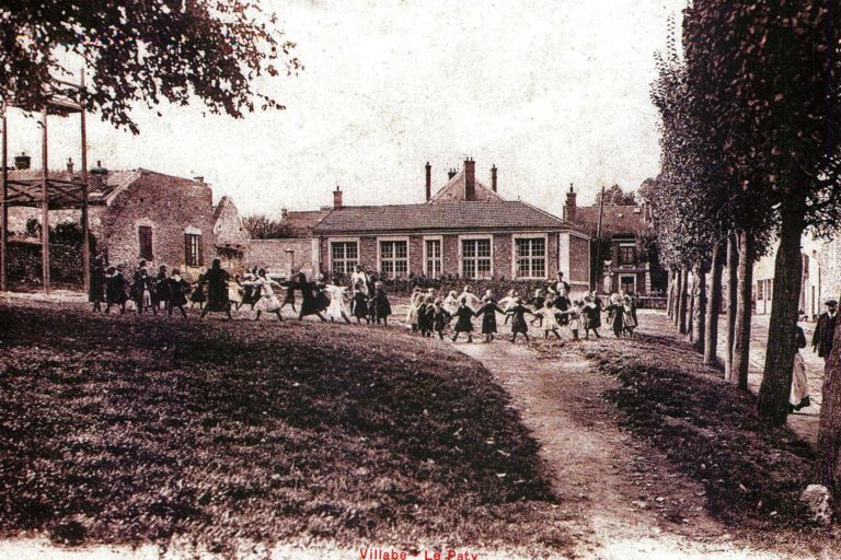 Carte postale du début du XXème siècle : L'école des filles construite en 1884 dans le quartier du Pâtis (Villabé), puis transformée en salle des fêtes et en salle du conseil municipal (salle Roger Duboz)