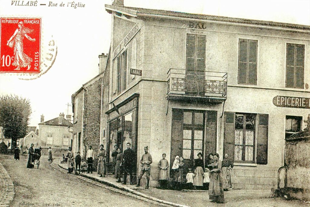 Carte postale de Villabé : La rue de l'église (actuelle rue Pierre-Curie) au début du XX° siècle, vue en direction de la place de la Croix (actuelle place Rolland-Vincent)