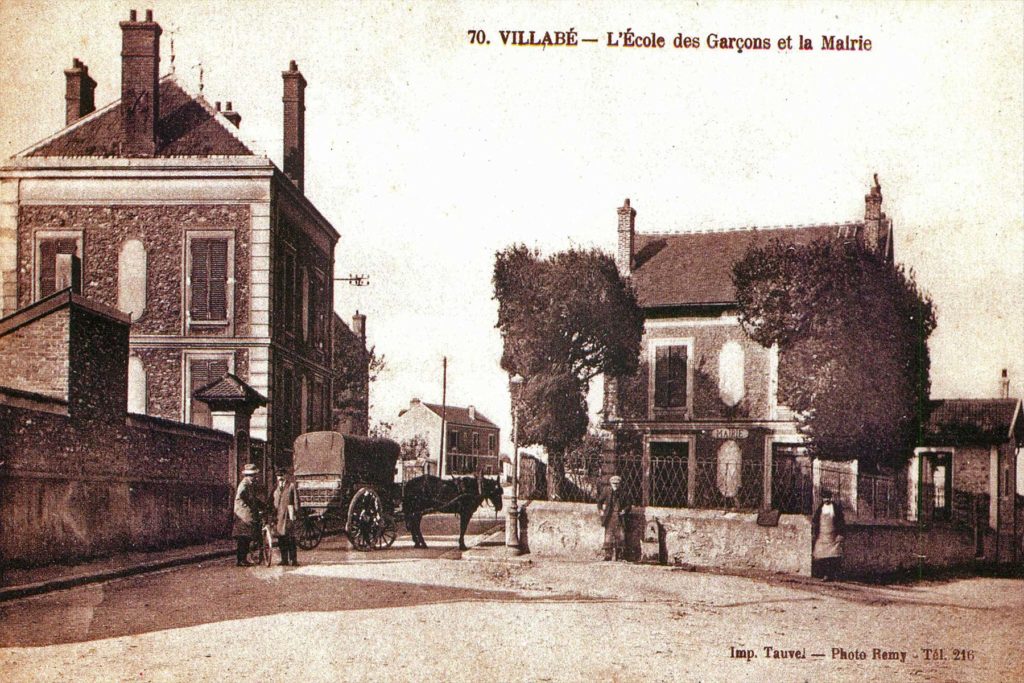 Carte postale du début du XXème siècle : La mairie-école de Villabé construite en 1860, quartier du Pâtis