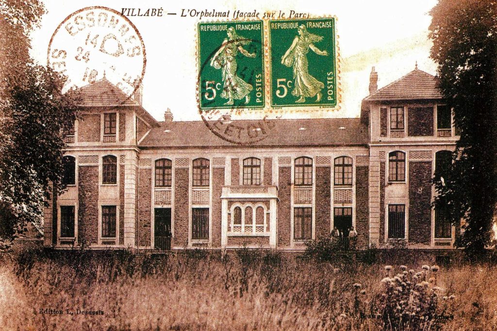 Carte postale du début du XXème siècle : L'orphelinat de Villabé, vu du parc, transformé en école primaire en 1957