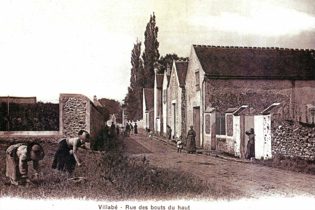 Carte postale du début de Villabé : La rue des Bouts du Haut, actuelle rue Jean-Jaurès, au croisement de l'actuelle rue des Mésanges, au début du XX° siècle