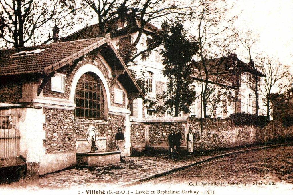 L'ancien lavoir construit par la société Darblay en 1898 et l'orphelinat de Villabé, transformé en école primaire en 1957 (carte postale de 1913)