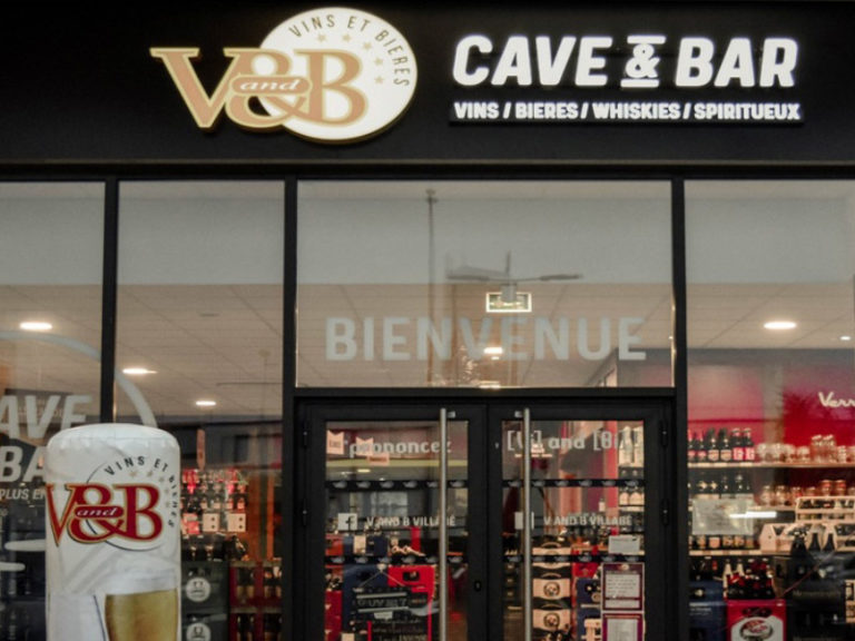 Devanture du magasin de vins et spiritueux "V and B" de Villabé