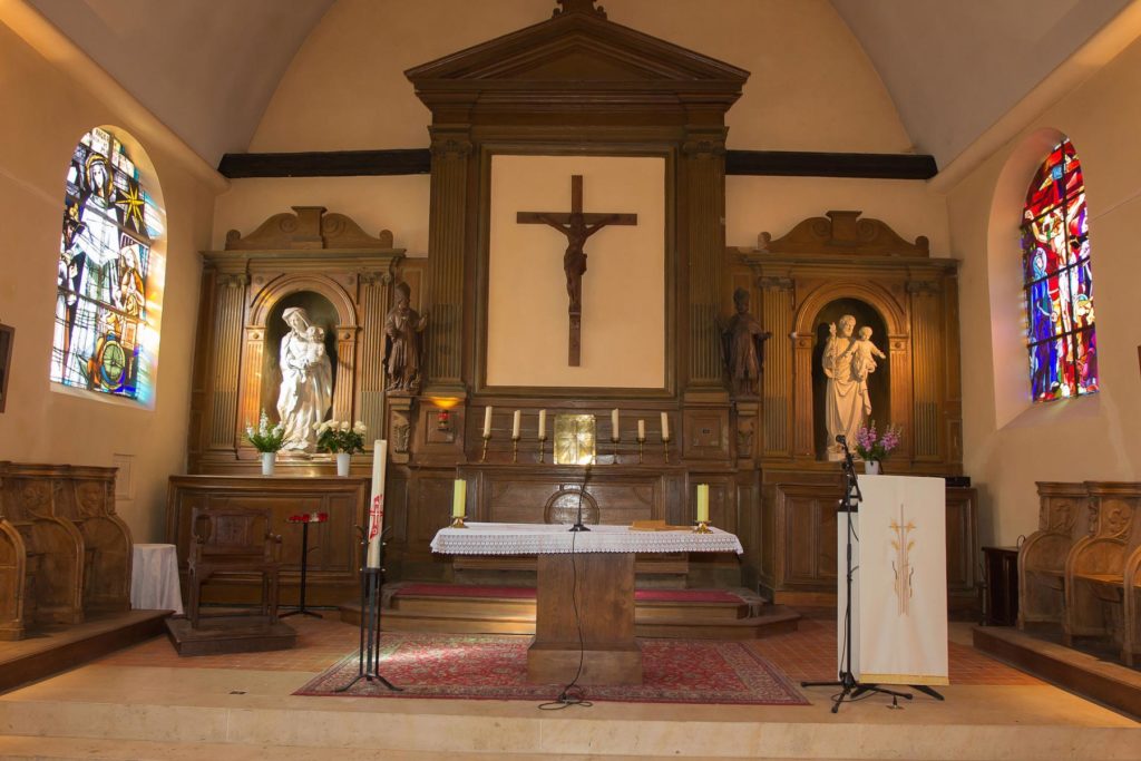 Vue de l'intérieur de l'Église Saint-Marcel de Villabé : Le retable de l'église.