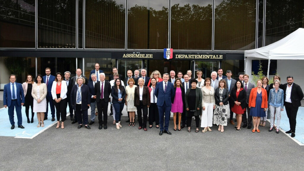 Les élus du conseil départemental de l'Essonne (majorité et opposition - 2021) devant l'assemblée départementale d'Évry